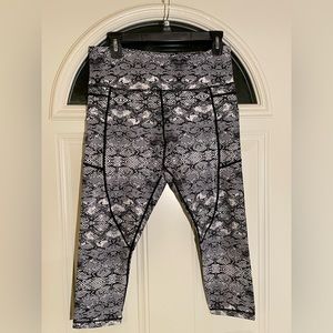 Zyia Capri leggings size 12 NWOT